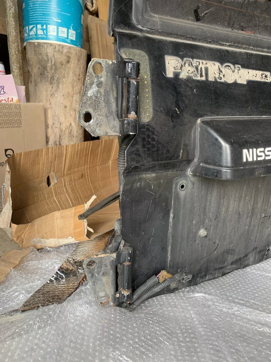 Hayon arrière gauche avec vitre intégrée / Nissan Patrol GR Y60